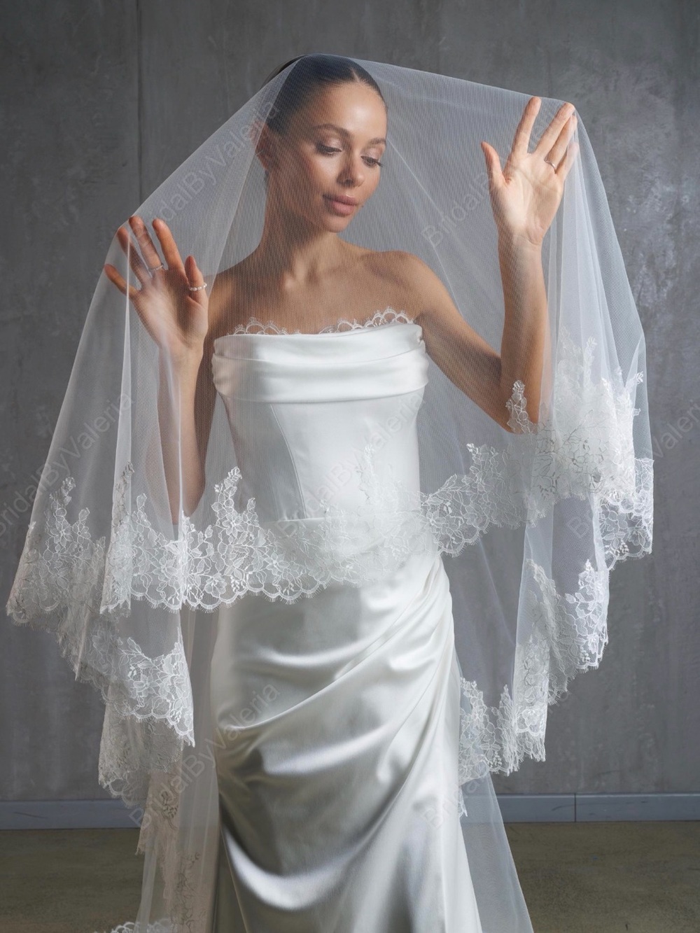 Elegant Ivory Lace-Edged Bridal Veil, Knee Length 52”